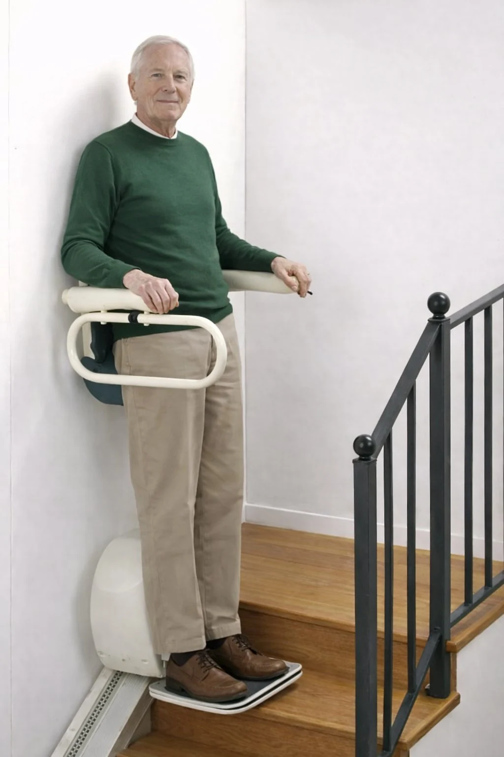 Monte-escalier debout, utilisateur en position semi-debout